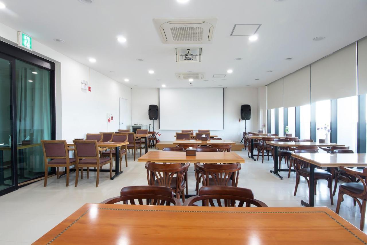 Sims Hotel Jeju Bagian luar foto