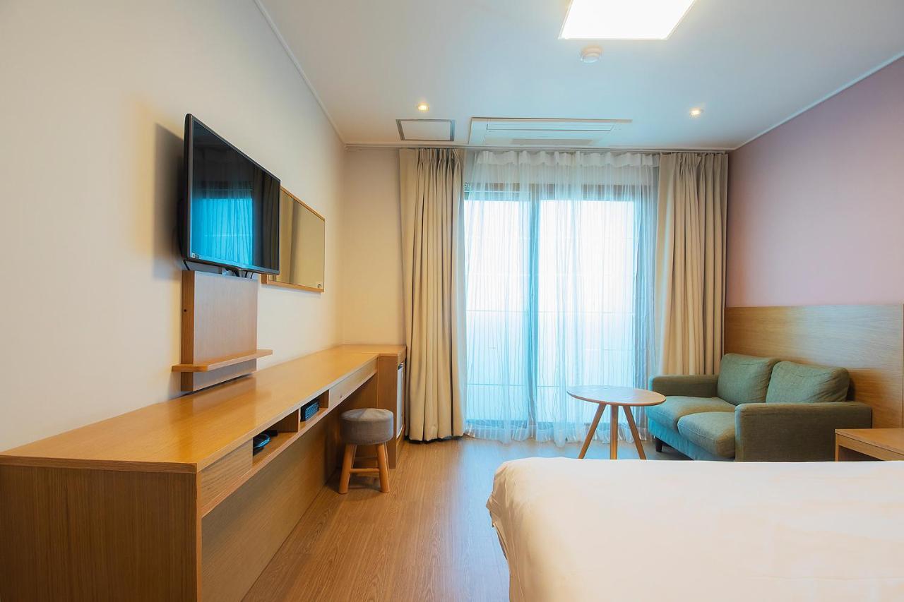 Sims Hotel Jeju Bagian luar foto